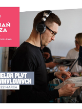 Mężczyzna w słuchawkach ogląda okładkę płyty winylowej, informacje o giełdzie płyt winylowych.