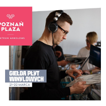 Mężczyzna w słuchawkach ogląda okładkę płyty winylowej, informacje o giełdzie płyt winylowych.