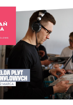 Mężczyzna w słuchawkach ogląda okładkę płyty winylowej, informacje o giełdzie płyt winylowych.