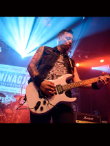 gitarzysta podczas koncertu