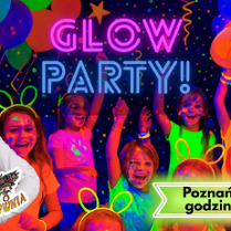 Grupa dzieci z plamami farby święcącej w ciemności. Obok nich opiekunowie w przebraniach Koziołka Matołka i Cliforda czerwonego psa/