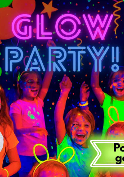 Grupa dzieci z plamami farby święcącej w ciemności. Obok nich opiekunowie w przebraniach Koziołka Matołka i Cliforda czerwonego psa/