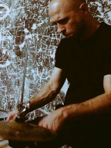 Gołębiewski gra na perkusji