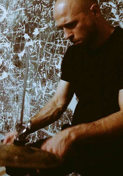 Gołębiewski gra na perkusji