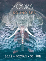 Abstrakcyjna, spokojna grafika w odcieniach błękitu i zieleni. Centralnie znajduje się stylizowana sylwetka medytującej postaci z motywami roślinnymi i geometrycznymi, przypominającymi liście i mandalę.