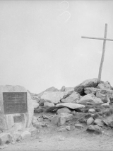 Szczyt Góry Kościuszki z głazem i krzyżem