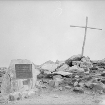 Szczyt Góry Kościuszki z głazem i krzyżem