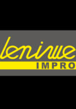 Grafika przedstawia żółty napis leniwe impro na szarym tle.