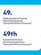 Na białym tle w niebieskiej ramce napis 49. Międzynarodowy Festiwal Muzyki Współczesnej Poznańska Wiosna Muzyczna w języku polskim i angielskim.