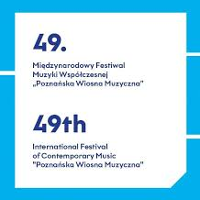 Na białym tle w niebieskiej ramce napis 49. Międzynarodowy Festiwal Muzyki Współczesnej Poznańska Wiosna Muzyczna w języku polskim i angielskim.