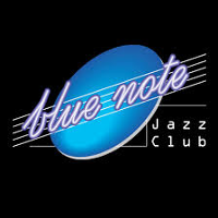 Grafika przedstawia logo klubu Blue Note - niebieską nutę na czarnym tle.