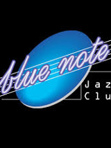 Grafika przedstawia logo klubu Blue Note - niebieską nutę na czarnym tle.