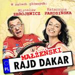 Na grafice, na żółtym tle zdjęcie mężczyzny i kobiety trzymających tablicę rejestracyjną z napisem Rajd Dakar.