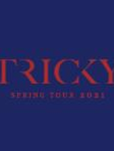 Na niebieskim tle czerwony napis Tricky.