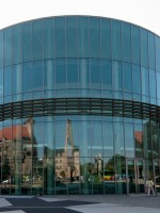 Na grafice pięciolinia na białym tle i na niej czarne nuty.