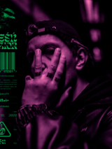 Na czarno-zielonym tle fioletowa twarz mężczyzny.