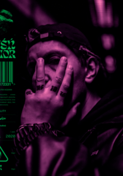 Na czarno-zielonym tle fioletowa twarz mężczyzny.