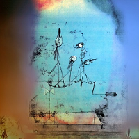 Obraz przedstawia metalowe ćwierkające ptaki na niebieskim tle (na podstawie obrazu Paula Klee pt. "Ćwierkająca maszyna")