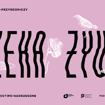 Napis "rzeka żywa" na różowym tle, na tym biały ptak, kwiat, ważka i ryba.
