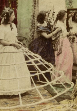 Na grafice jeden z obrazów prezentowanych na wystawie Krynolina.