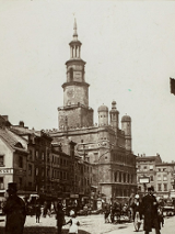 Na grafice zdjęcie ratusza autorstwa artysty.