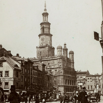 Na grafice zdjęcie ratusza autorstwa artysty.