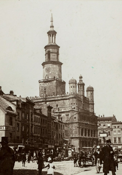 Na grafice zdjęcie ratusza autorstwa artysty.