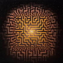 Na grafice jedna z prac z motywem labiryntu.