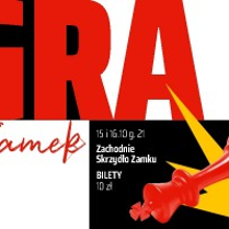 Plakat spektaklu. Na tle dużych czarnych i białych kwadratów u góry grafiki umieszczony czerwony napis: "Gra o Zamek". Na dole grafiki przewrócona czerwona figura szachowa otoczona żółtym elementem przypominającym gwiazdę.
