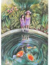 Ilustracja autorstwa Anny Ziętkiewicz. Dwie dziewczynki w fioletowych sukienkach na brzegu stawu, w którym pływają trzy pomarańczowe ryby. W tle bujna roślinność, w tym kwitnące kwiaty.