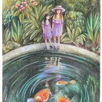 Ilustracja autorstwa Anny Ziętkiewicz. Dwie dziewczynki w fioletowych sukienkach na brzegu stawu, w którym pływają trzy pomarańczowe ryby. W tle bujna roślinność, w tym kwitnące kwiaty.
