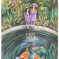 Ilustracja autorstwa Anny Ziętkiewicz. Dwie dziewczynki w fioletowych sukienkach na brzegu stawu, w którym pływają trzy pomarańczowe ryby. W tle bujna roślinność, w tym kwitnące kwiaty.