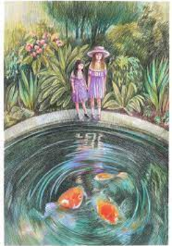 Ilustracja autorstwa Anny Ziętkiewicz. Dwie dziewczynki w fioletowych sukienkach na brzegu stawu, w którym pływają trzy pomarańczowe ryby. W tle bujna roślinność, w tym kwitnące kwiaty.
