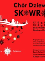 Na czerwonym tle widnieją białe oraz czarne elementy świąteczne - choinki, bombki, prezenty czy też jemioła. W dolnej części grafiki znajduje się logo chóru. Białym tekstem napisano Koncerty Świąteczne. U góry natomiast czarnym tekstem Chór Dziewczęcy Skowronki.