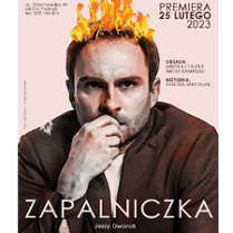 Na bladoróżowym tle fragment postaci mężczyzny w brązowej marynarce. Mężczyzna trzyma dłoń przy ustach, patrząc wprost w obiektyw, na ramieniu marynarka ma białą plamę. W tle napisy informujące o wydarzeniu.