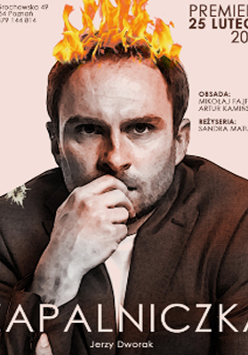 Na bladoróżowym tle fragment postaci mężczyzny w brązowej marynarce. Mężczyzna trzyma dłoń przy ustach, patrząc wprost w obiektyw, na ramieniu marynarka ma białą plamę. W tle napisy informujące o wydarzeniu.