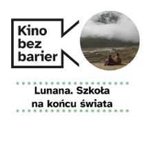 Grafika przedstawia logo Kina bez barier na białym tle i kadr z filmu w okręgu. Kadr przedstawia ludzi, którzy siedzą tyłem i oglądają spowite w chmurach masywnego góry. Poniżej duży czarny tytuł "Lunana. Szkoła na końcu świata" pomiędzy rzędami zielonych kropek.