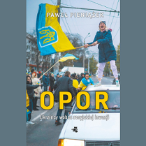 Okładka książki. W centralnej części fotografii widać kobietę stojącą na samochodzie, w ręku trzyma flagę w barwach Ukrainy. W tle dostrzec można tłum ludzi.