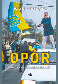 Okładka książki. W centralnej części fotografii widać kobietę stojącą na samochodzie, w ręku trzyma flagę w barwach Ukrainy. W tle dostrzec można tłum ludzi.