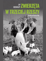 Okładka książki. Wypełnia ją fotografia przedstawiająca trójkę chłopców znajdujących się na polu-łące. Dotykają świni, która stoi przed nimi. Wokół niej znajduje się wiele małych prosiąt.