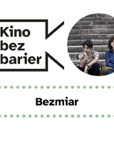 Grafika przedstawia logo Kina bez barier na białym tle i kadr z filmu w okręgu. Kadr przedstawia kobietę z chłopcem, którzy siedzą na schodach. Poniżej duży czarny tytuł "Bezmiar" pomiędzy rzędami zielonych kropek.