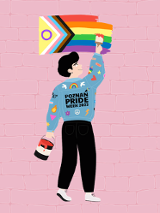 Chłopak w kurtce w kolorowe naszywki z farbą w ręku malujący flagę społeczności LGTB+ na różowej ścianie.