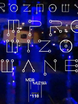 Grafika przedstawia nieostre zdjęcie werbla w kolorze niebieskim. Na nim jest biały napis z cienkich liter: rozmowy improwizowane. Na dole znajduje się logotyp Moja Muzyka.