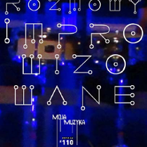 Grafika przedstawia nieostre zdjęcie werbla w kolorze niebieskim. Na nim jest biały napis z cienkich liter: rozmowy improwizowane. Na dole znajduje się logotyp Moja Muzyka.