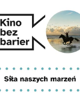 Grafika przedstawia logo Kina bez barier na białym tle i kadr z filmu w okręgu. Kadr przedstawia pędzącego po plaży konia, na którego grzbiecie siedzi dziewczyna. Poniżej duży czarny tytuł "Siła naszych marzeń" pomiędzy rzędami zielonych kropek.