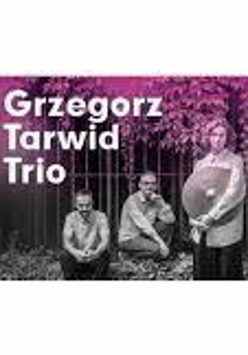 Grafika przedstawia czarno-białe zdjęcie trzech mężczyzn. Jeden z mężczyzn trzyma talerz od perkusji. Na górze pada na nich fioletowe światło.