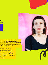 Poster w żółtym świetle neonowym przyciąga uwagę. Na plakacie znajdują się informacje o wydarzeniu. Znajduje się na nim również zdjęcie kobiety w czerni.