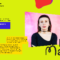 Poster w żółtym świetle neonowym przyciąga uwagę. Na plakacie znajdują się informacje o wydarzeniu. Znajduje się na nim również zdjęcie kobiety w czerni.