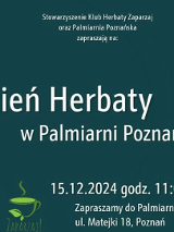 Po prawej napisy informujące o wydarzeniu. Po lewej pomarańczowy kubek z parującą herbatą. W tle świątynia i duże zielone liście.