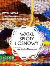 Tło, a zarazem główną część grafiki stanowi fotografia tkaniny w wielobarwne, wielokształtne plamy o różnorodnej fakturze. Na zdjęcie nałożone białe koło, w środku czarny napis: "WATKI, SPLOTY I OSNOWY, prowadząca: Agnieszka Błędowska". W lewym górnym rogu biały napis: "WYSTAWA uczestniczek Warsztatów Gobelinów". W lewym dolnym rogu: "5-23.02.2025, Laboratorium CK ZAMEK".